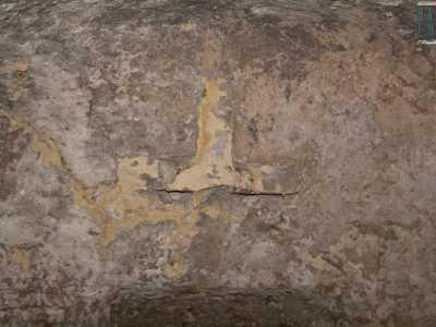 Sul fondo del catino absidale � presente un pozzetto, mentre pi� in alto � ben riconoscibile una grande croce scolpita nella pietra